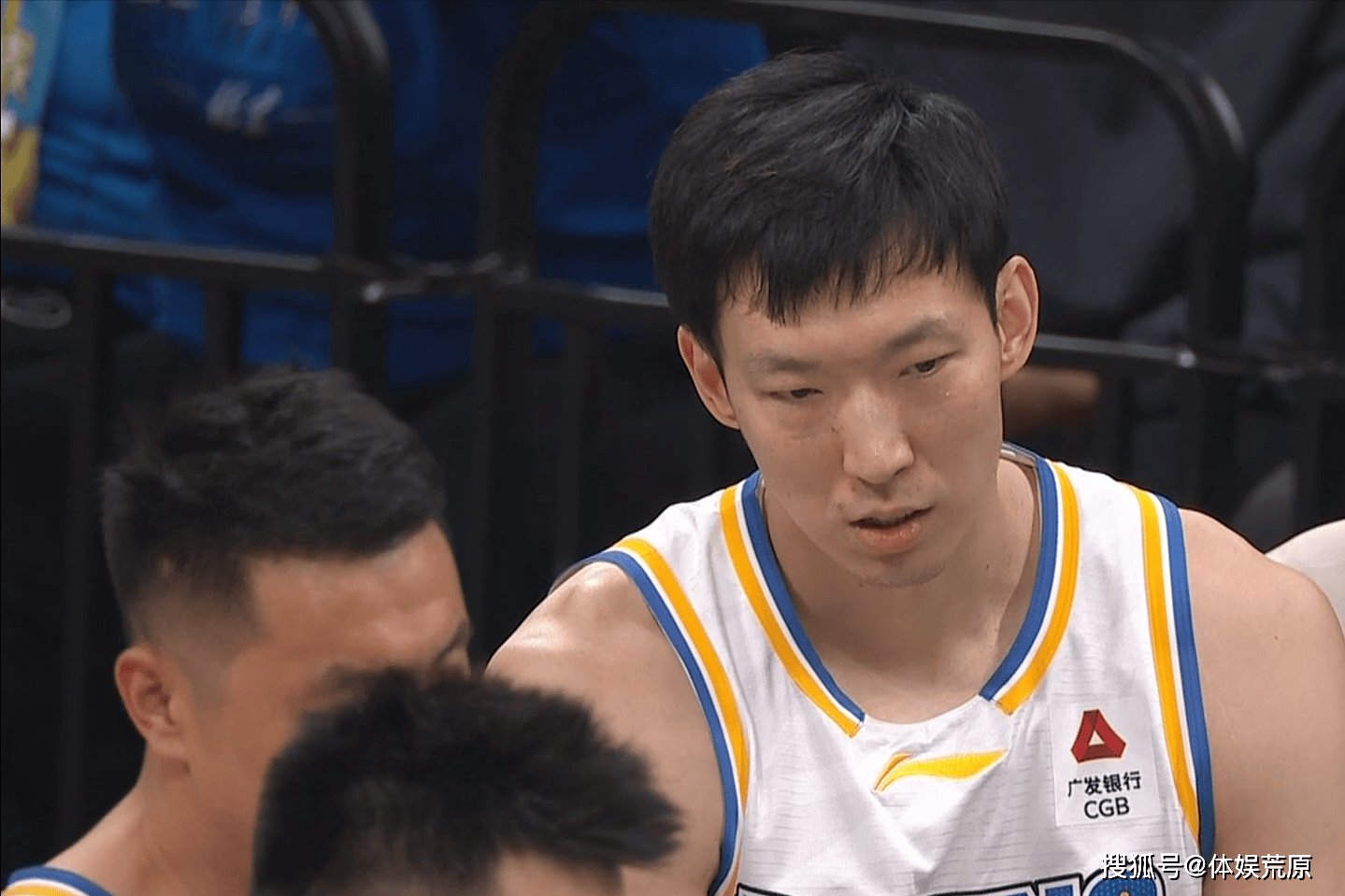 CBA：赵睿34分力压赵继伟，终结六连胜，辽宁外援8中0