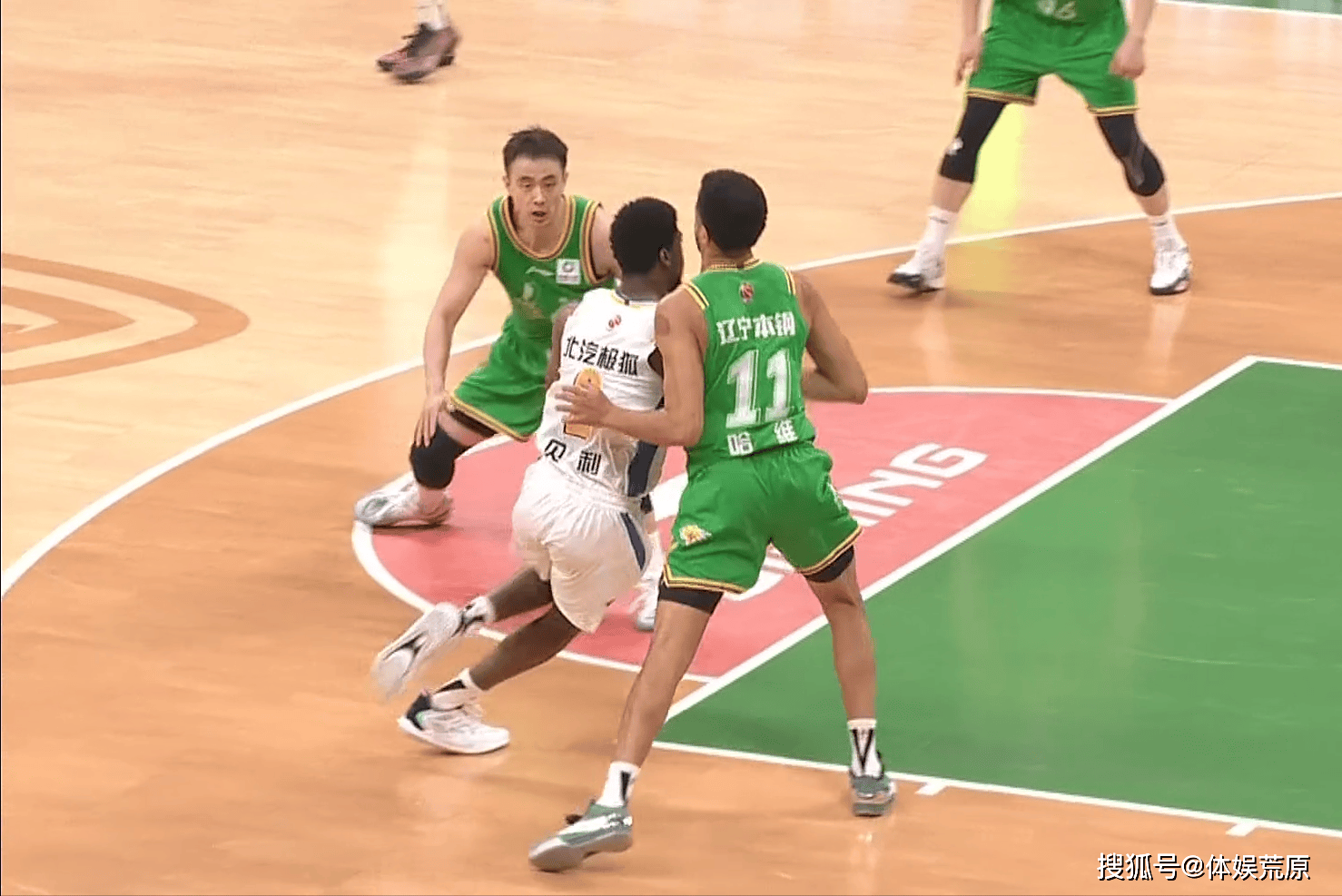 CBA：赵睿34分力压赵继伟，终结六连胜，辽宁外援8中0